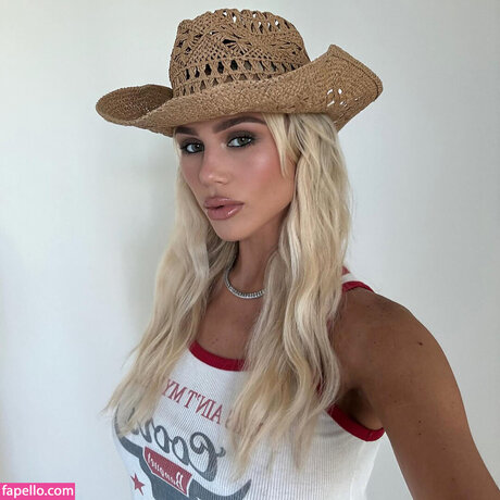 Hallie Batchelder star hot img