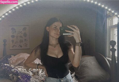 Emileesilvey nudes pornstar photo