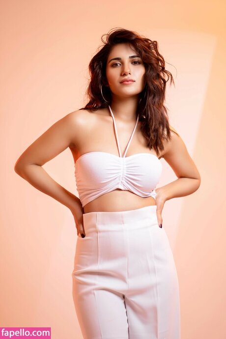 Ruhani Sharma model pic