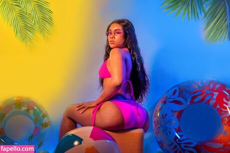 Hallybans model pornographic pictures