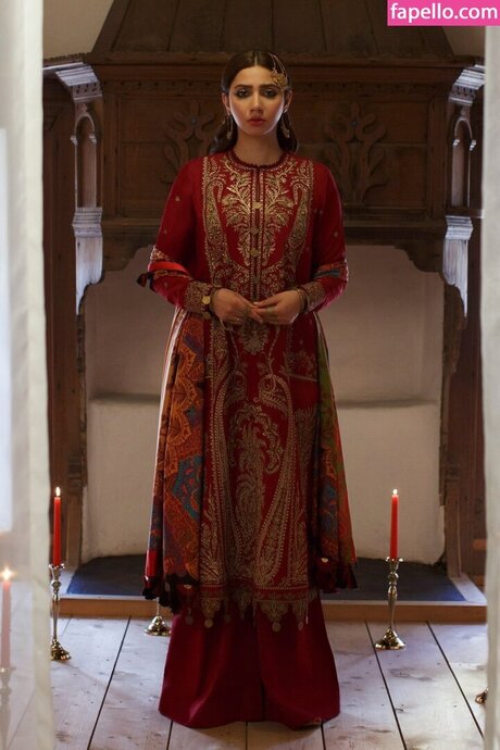 Mahira Khan star hot photo