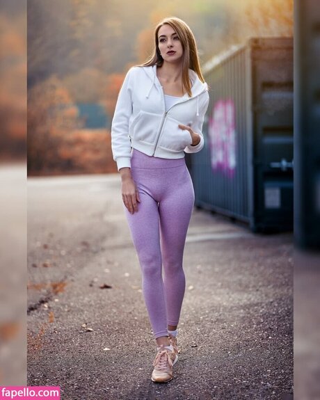 Larissa Schmiederer model gallery