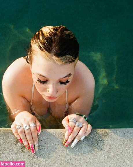 Lola Young porn model archive