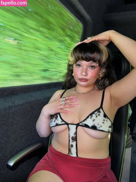 Lola Young hot star gallery