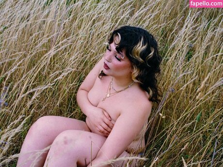 Lola Young art model images