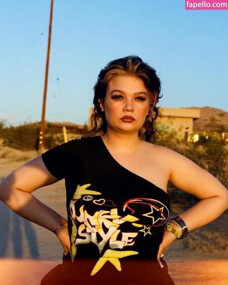 Lola Young model hd photos