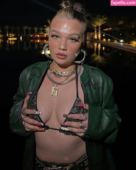 Lola Young nude model img