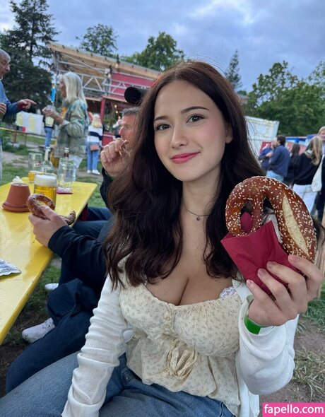 Mollyswes model nude images