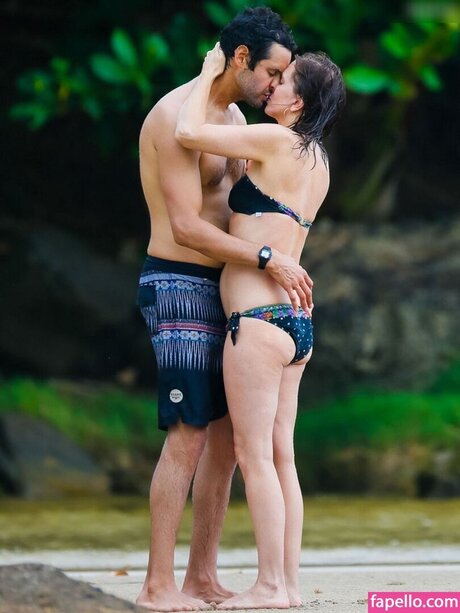 Kristen Wiig nude model galleries