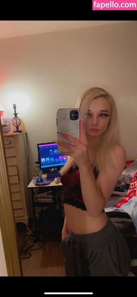 Kelly Lyn model pornographic image