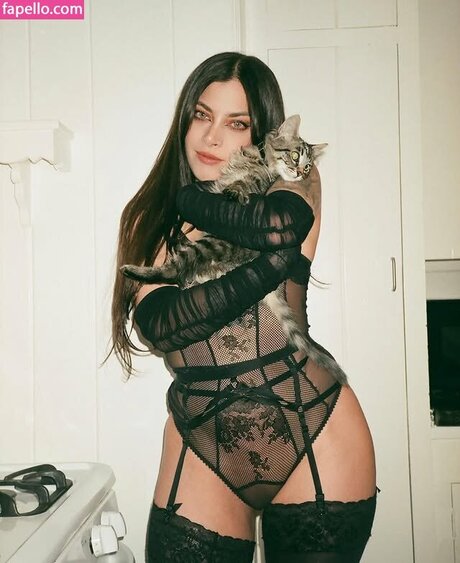 Rawna model adult pictures