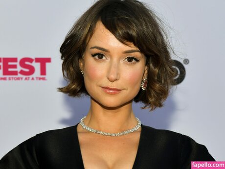 Mila Vayntrub model perfect pic