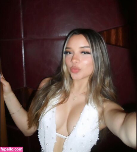 yessseeeniiaa pornstar sexy photo