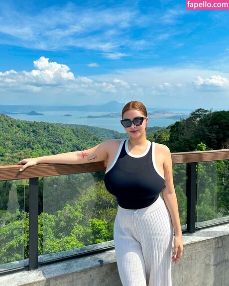 Mitzina Larino star perfect pictures