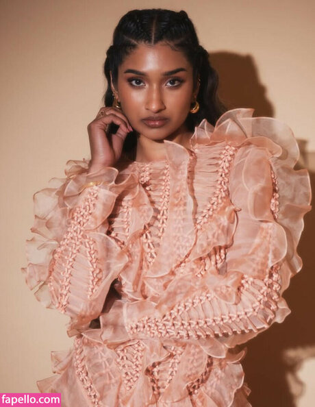 lesbian kissing onlyfans free naked img