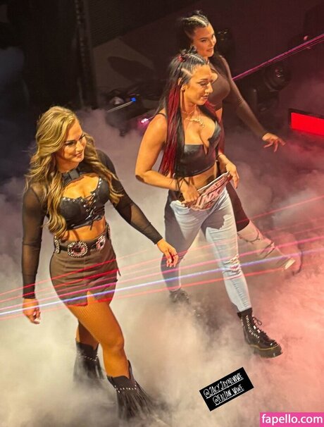 Fallon Henley star sexy photo