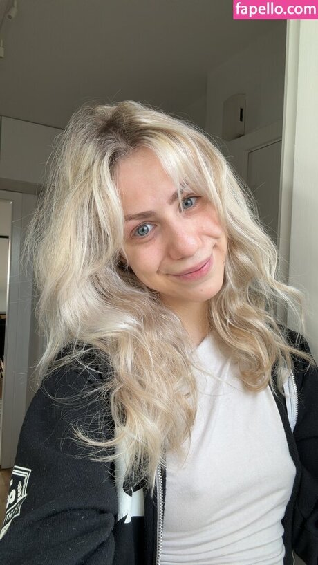 Marie Watson star pretty pics