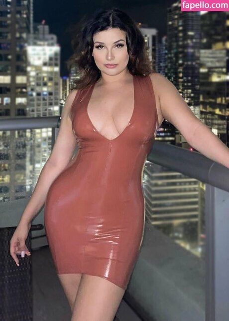 Kelly Tayler pretty model pics