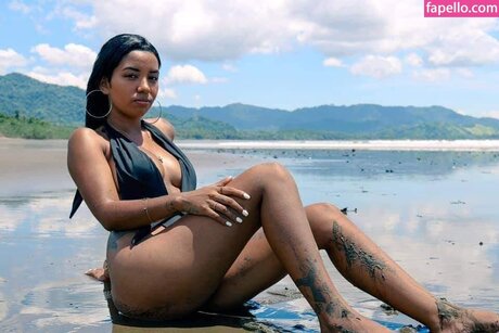 Melanie Noelia star naked picture