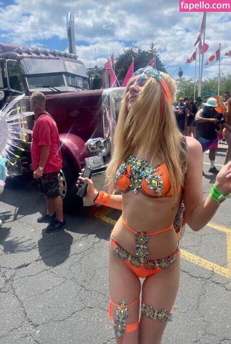 Maddie Phillips nude model pictures