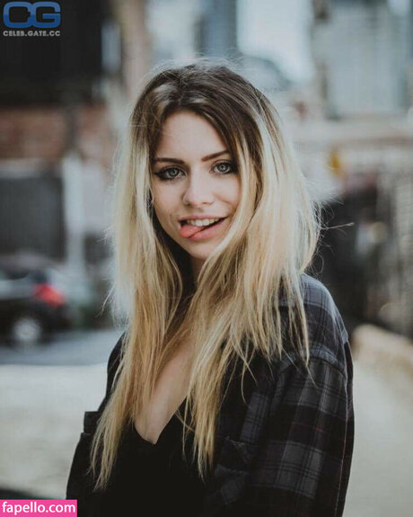 Maddie Phillips hot star pic