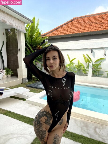 Kendra Lane model xxx photo