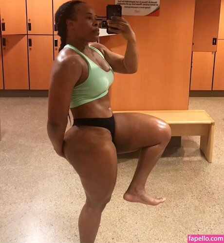 iamcassfit model naked photo