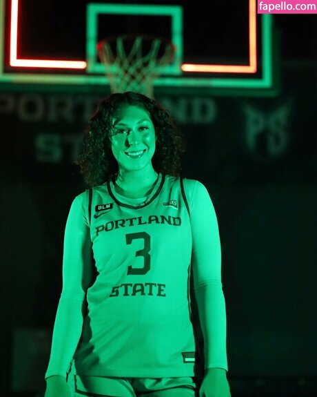 Brooklyn Strandy model nude pic