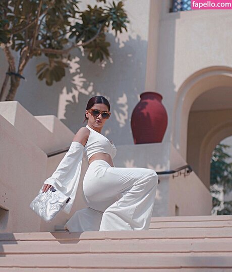 Avneet Kaur art pornstar gallery