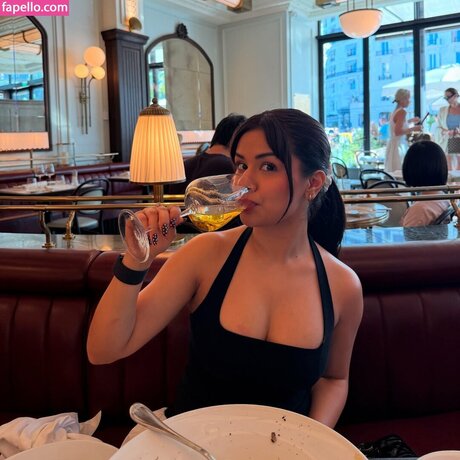 Avneet Kaur model free photos