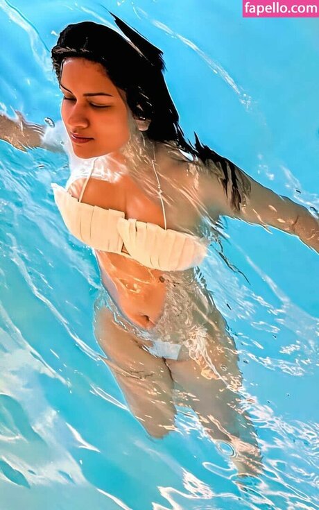 Avneet Kaur model hot images