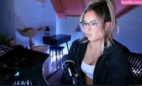 asian top onlyfans sexy photos