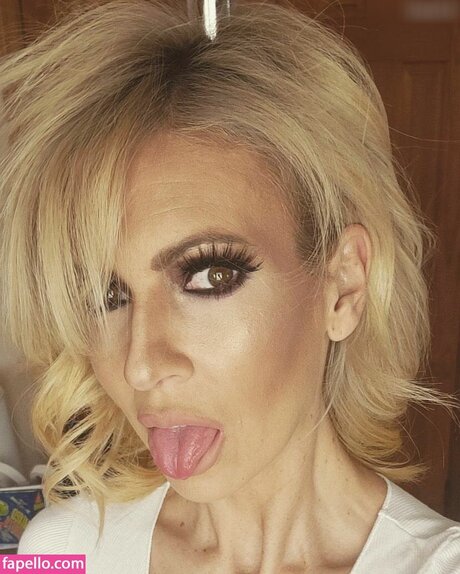 Gigi Dior star sexy images