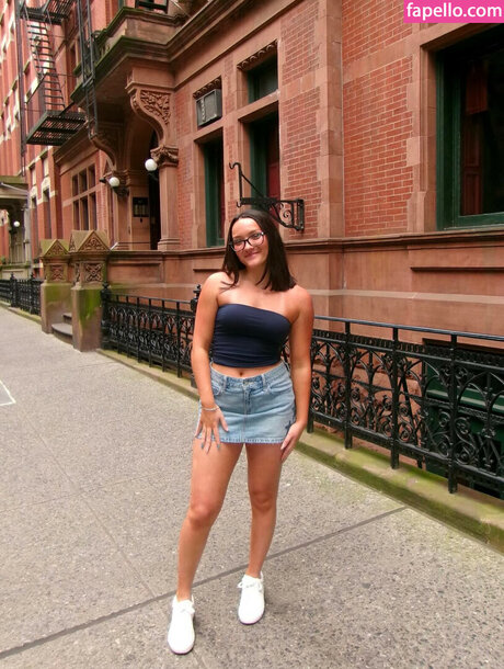 Izzy Moreno model adult picture