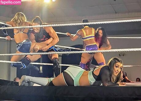 Wren Sinclair erotic actress img