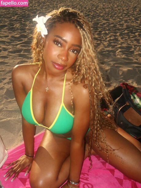 Deb Smikle hot actress picture