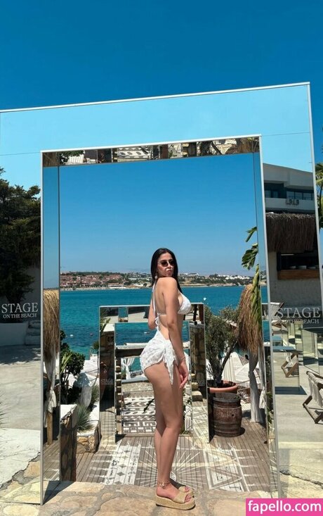 sseliingn model nudes image