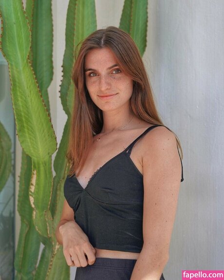 Thea GS naked model image