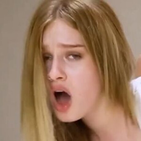 Comatosze model beautiful picture