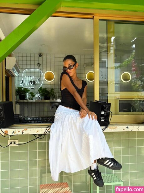 Olivia Dean model pretty gallery