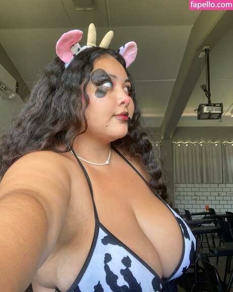 Carmen Ramos nice star picture