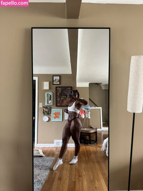 Locdbree model perfect pic