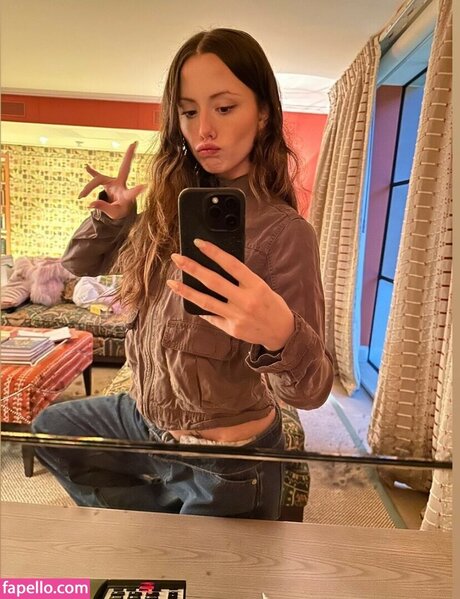 Lily Mo Sheen exclusive star img