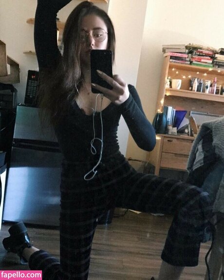 Lily Mo Sheen model image