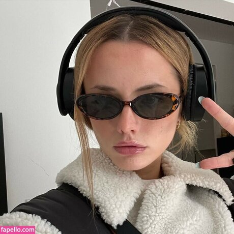 Lily Mo Sheen pretty model galleries