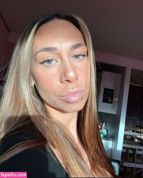 Sarah Aanes Turkmen star sexy gallery