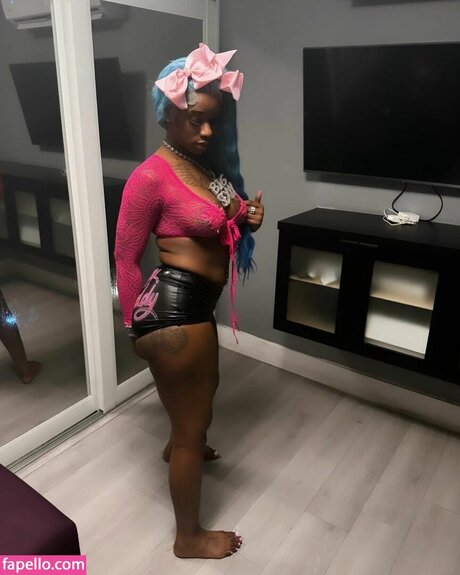 Sexxy Red model top pics