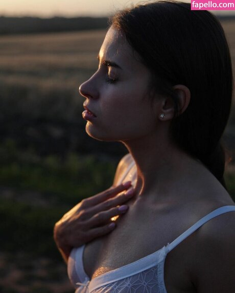 asi mikovich erotic star pic