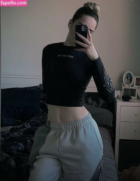 lesbian kissing onlyfans nice pic