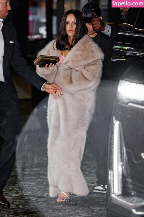 Jenna Ortega star sexy photo